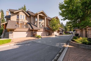 Exterior - Nicklaus North Golf Course | Private hot tub | BBQ (Whistler)