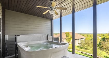 Newly Renovated Gated Community with Hot Tub, Air Hockey, Foosball, Board Games & Free SDC Tickets