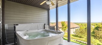 Newly Renovated Gated Community with Hot Tub, Air Hockey, Foosball, Board Games & Free SDC Tickets