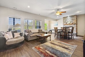 Televisio, takka, pöytäjalkapallopöytä