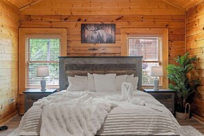 4 bedrooms, iron/ironing board, travel cot, WiFi - Luxury Cabin~Pool~Games~Family Friendly (Sevierville)