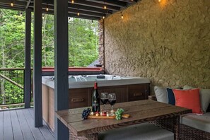 Outdoor spa tub - Luxury Cabin~Pool~Games~Family Friendly (Sevierville)