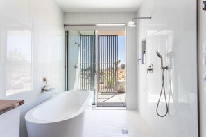 Douche, sèche-cheveux, serviettes fournies, savon