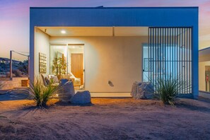 Terrace/patio - SO GORGEOUS! Luxurious Home w/HOT Tub & Views!!! (Joshua Tree)