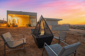 Terrace/patio - SO GORGEOUS! Luxurious Home w/HOT Tub & Views!!! (Joshua Tree)