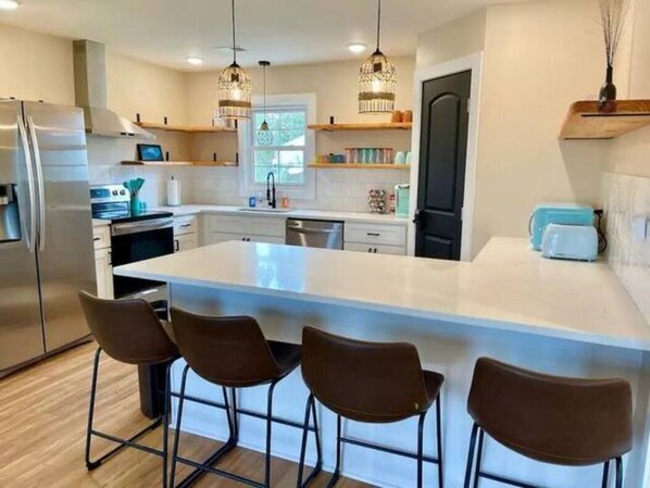 Fridge, microwave, oven, stovetop - Sunset Villa by PoshStMgmt ~ 3 Miles to UNCW ~ Close to Beach & Downtown (Wilmington)
