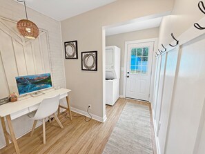 Interior - Sunset Villa • Walk to Park • 4 Miles to UNCW • Family-Friendly (Wilmington)