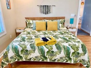 4 bedrooms, desk, iron/ironing board, free WiFi - Sunset Villa by PoshStMgmt ~ 3 Miles to UNCW ~ Close to Beach & Downtown (Wilmington)