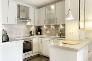 Fridge, microwave, oven, stovetop - Kuttels Koje - Ab an die Frische Luft und den Urlaub im Garten des Ferienhauses Ganz Entspannt (Zingst)