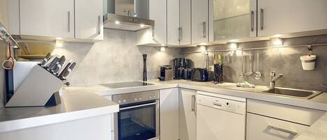 ثلاجة، ميكروويف، فرن، موقد طهي مسطح