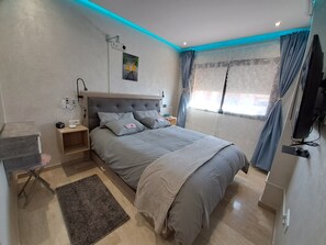 1 chambre, coffre-fort, fer et planche à repasser, lit de bébé portatif