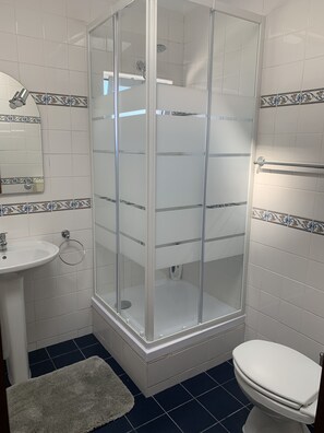 Dusche, Haartrockner, Bidet, Handtücher