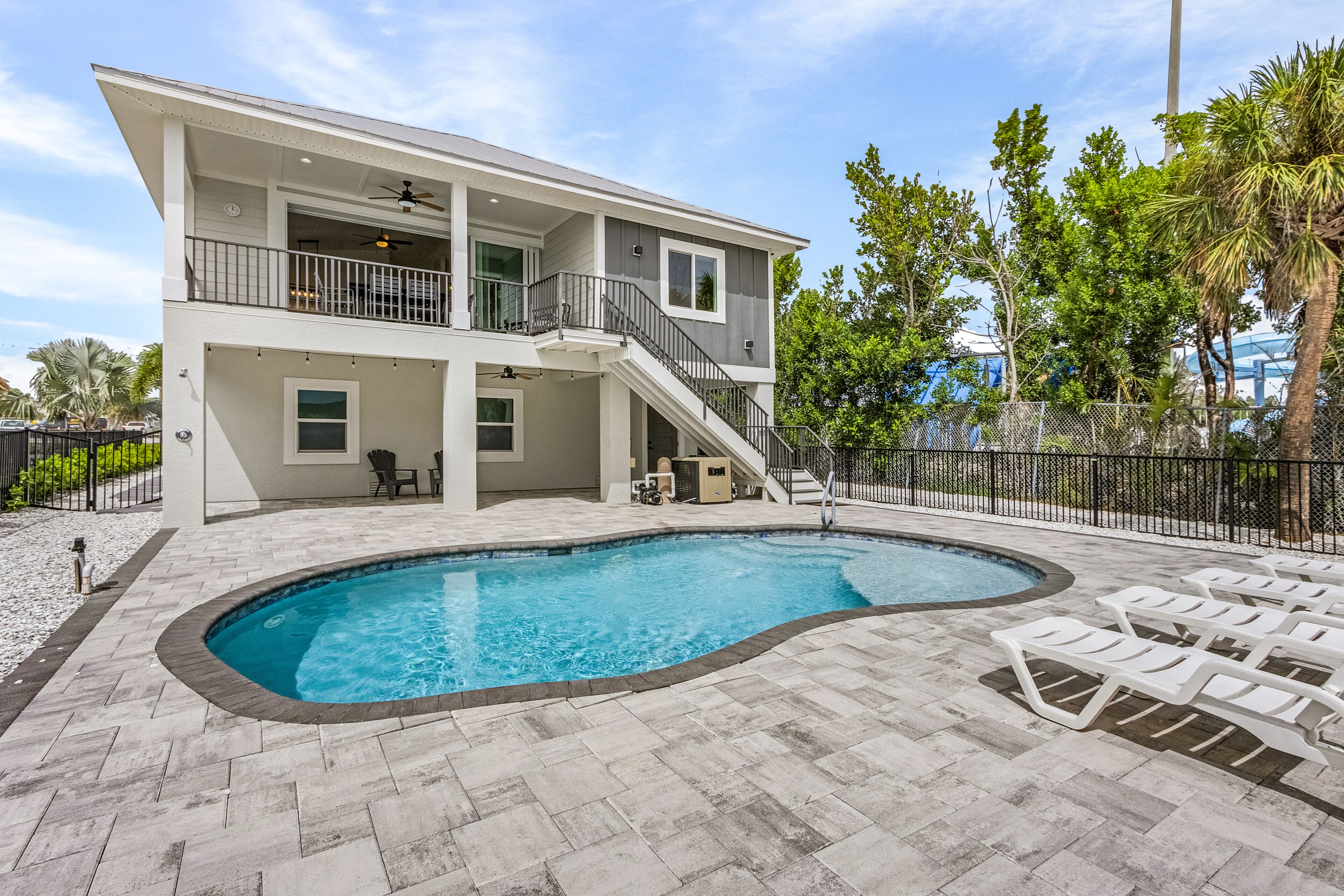 Luxury Retreat: Pool, Chef's Kitchen, King Bed