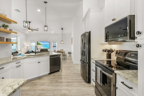 Refrigerador, microondas, horno, placa de cocina