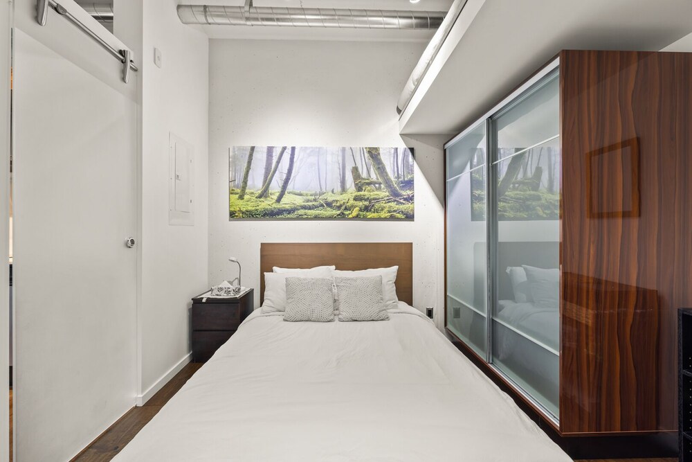 Conveniently located! Downtown, Gym, Pet Friendly. Victoria Vrbo