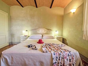 2 Schlafzimmer, Reisekinderbett