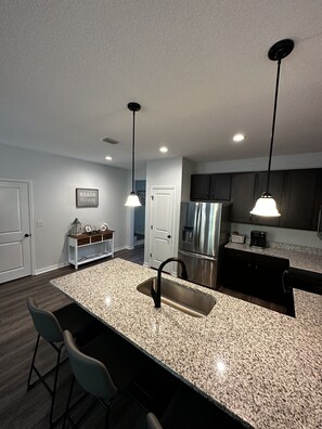 Kylskåp, mikrovågsugn, ugn och spishäll