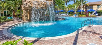 RENOVATED,2pm check-in,11a checkout,1stfloor private unit,close to 5th ave&beach