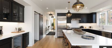 Réfrigérateur, micro-ondes, four, plaque de cuisson