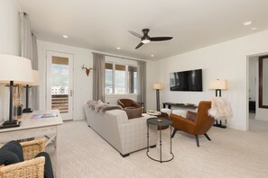 Téléviseur, foyer, bureau, écran d’ordinateur