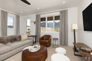 Téléviseur, foyer, bureau, écran d’ordinateur