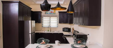 Réfrigérateur, micro-ondes, four, plaque de cuisson