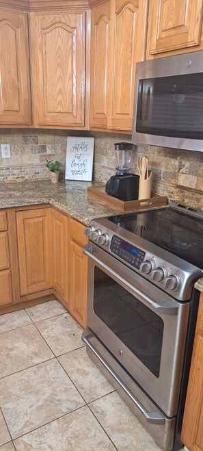 Private kitchen - Beautiful and very welcoming two stories home (San Antonio)