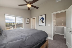 2 bedrooms, internet, bed sheets
