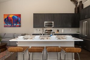 Fridge, microwave, oven, stovetop - Luxury townhome cabin 58, minutes from Winter Par (Fraser)