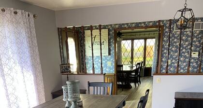 Woodland Estate: Large farmhouse with green space perfect for relaxing and fun.