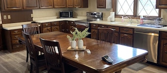 Woodland Estate: Large farmhouse with green space perfect for relaxing and fun. 