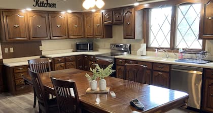 Woodland Estate: Large farmhouse with green space perfect for relaxing and fun.