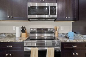 Køleskab, mikrobølgeovn, ovn, kogeplade