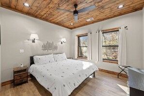 3 bedrooms, desk, free WiFi, bed sheets