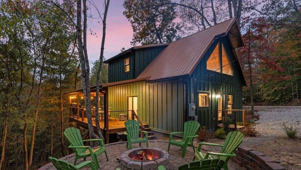 A cabin with a deck, outdoor seating, and a fire pit. - Anchor Point- Hot Tub, Firepit, Ping Pong (Rogers)