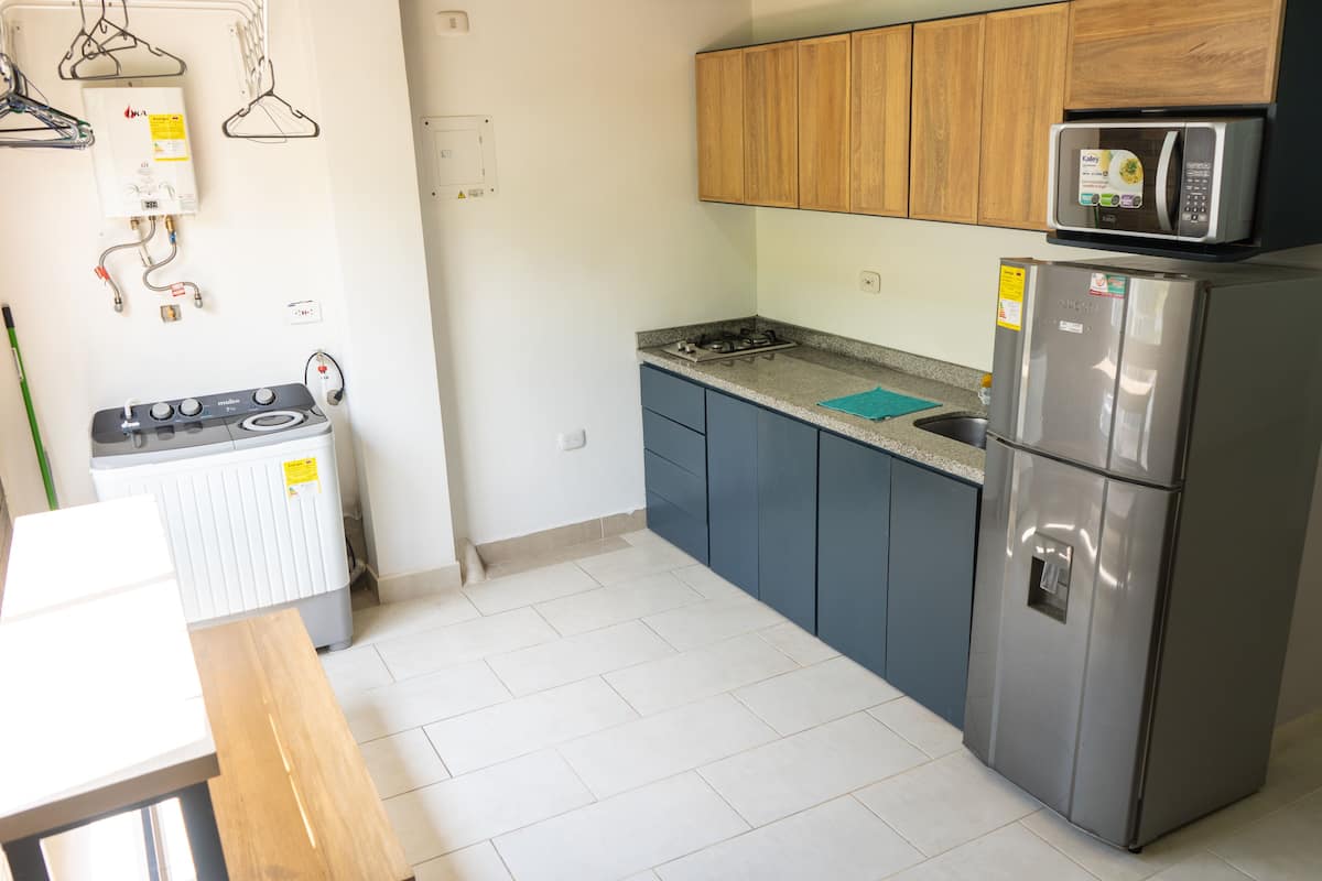 Refrigerador con freezer, microondas, lavavajillas, cafetera/tetera