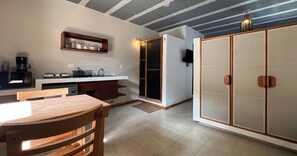 Standaard kamer, 1 queensize bed, uitzicht op tuin | Dineerruimte