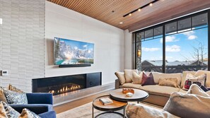 TV, fireplace - Powder Peak by Avantstay Ski In And Out (Park City)