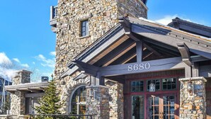 A stone building with a large arched window and a sign reading "8680". - Powder Peak by Avantstay Ski In And Out (Park City)