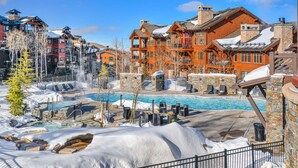 A resort with a pool, hot springs, and snow-covered surroundings. - Powder Peak by Avantstay Ski In And Out (Park City)