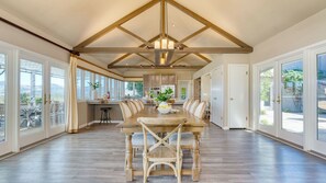 A spacious dining area with a long wooden table, cushioned chairs, and a chandelier. - Sonoma Sunshine by Avantstay Countryside Views (Glen Ellen)