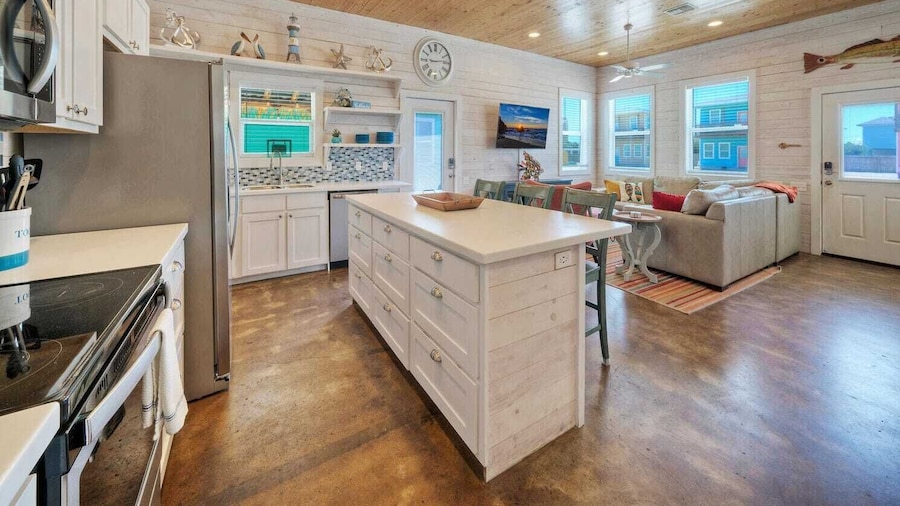 Pool Cabana, Backyard w/ Fire Pit, Walk to the Beach Villa Reel by Avantstay