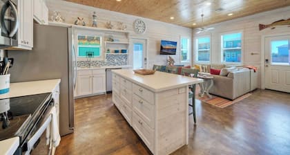 Pool Cabana, Backyard w/ Fire Pit, Walk to the Beach Villa Reel by Avantstay