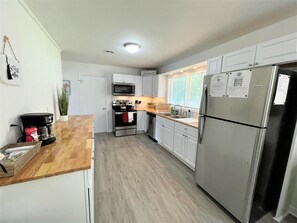 Frigorífic, microones, forn i placa de cuina 