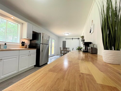 The Hilltop / Luxe • Stylish • Sunny • Upscale