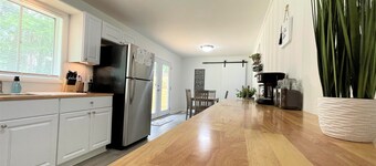 The Hilltop / Luxe • Stylish • Sunny • Upscale