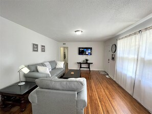 Smart TV - The Hilltop / Luxe • Stylish • Sunny • Upscale (Center Point)