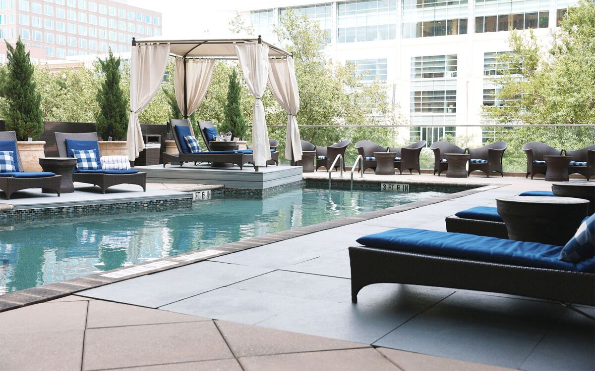 Indulge In Contemporary Comfort! Free Parking w/ Outdoor Swimming Pool,
