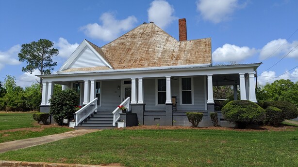 A two-story house with a gabled roof, a front porch, and a chimney. - M G Richardson Bed & Breakfast (Richland)