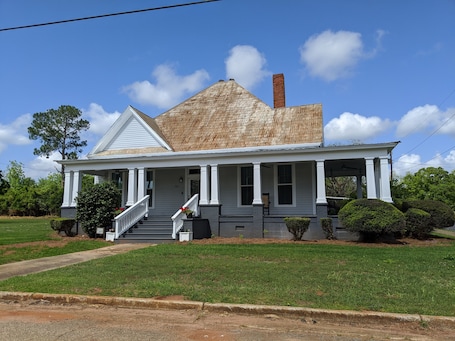 Front of property. M G Richardson Bed & Breakfast